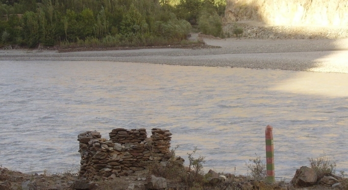 Реки занимают большую часть границы Таджикистана и Афганистана