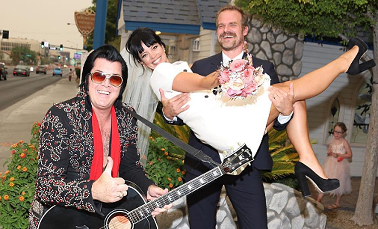 Бургеры и Элвис Пресли: Лили Аллен и Дэвид Харбор сыграли свадьбу в Лас-Вегасе