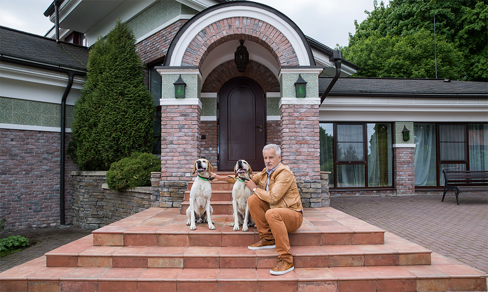 Сергей Ястржембский с собаками Хантом и Денди на фоне своего загородного дома