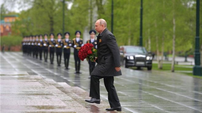В честь Дня Победы Путин впервые за месяц появился на публике. Ради него продезинфицировали Александровский сад
