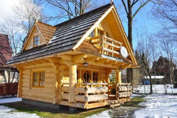 Деревянный домик площадью всего 27 кв. метров.