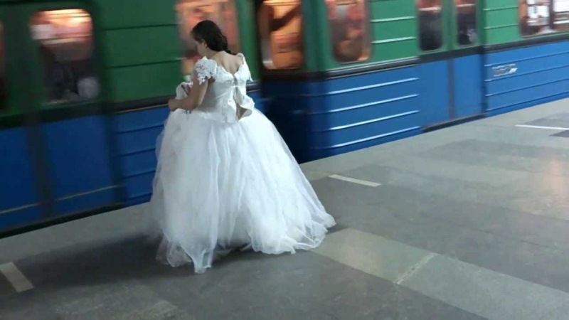Узнав об измене, невеста сбежала из-под венца и очутилась в метро. В вагоне к ней подошел парень…