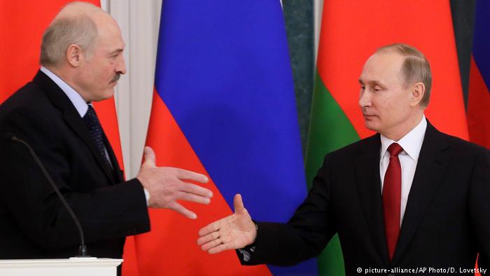 Лукашенко и Путин подают друг другу руки