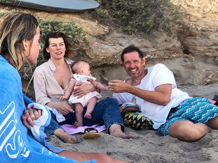 Семейный выход: Милла Йовович с мужем, дочерьми Эвер и Ошин на пляже в Малибу Звезды,Звездные пары