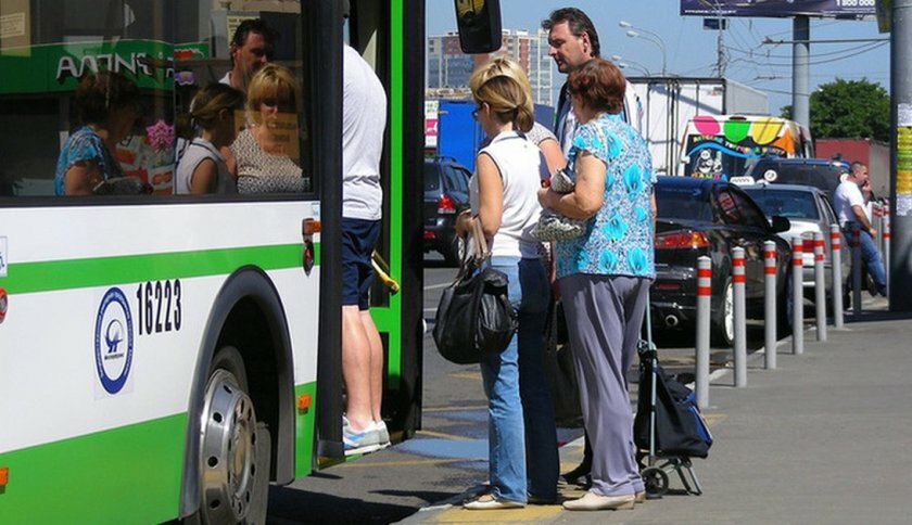 Автобус выезжает из остановки на вторую полосу — имеет ли право? авто и мото,задачи,ПДД