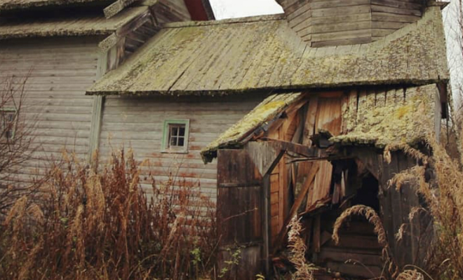 Грибник около Онежского озера нашел брошенную часовню. Ее построили 200 лет назад, но часть досок внутри новые 