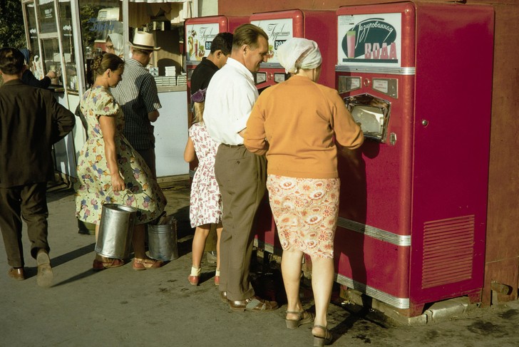 Как спасались от жары в СССР (ностальгическая галерея) мороженое, когда, конечно, чтобы, городского, только, белом, девчонок, сливочное, детстве, Помнишь, бабушки, бидончиками, мужей, детей, посылают, району, привезли, бочку, разносится