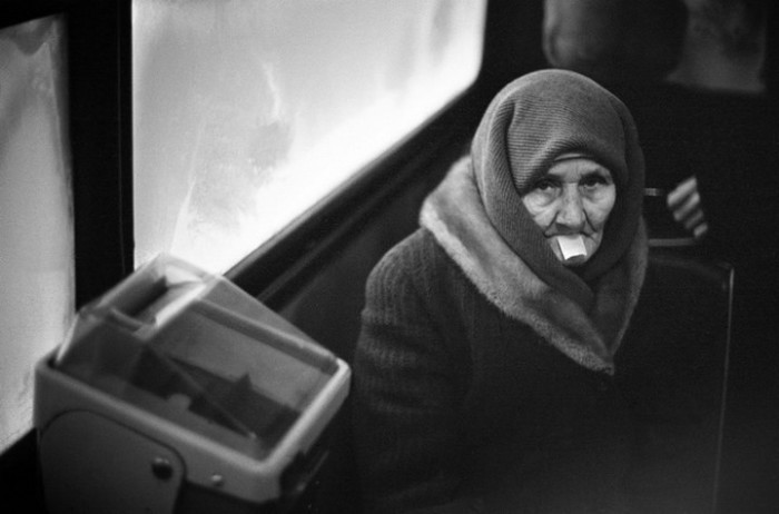 Бабушка в общественном транспорте. СССР, Новокузнецк,1980 год.