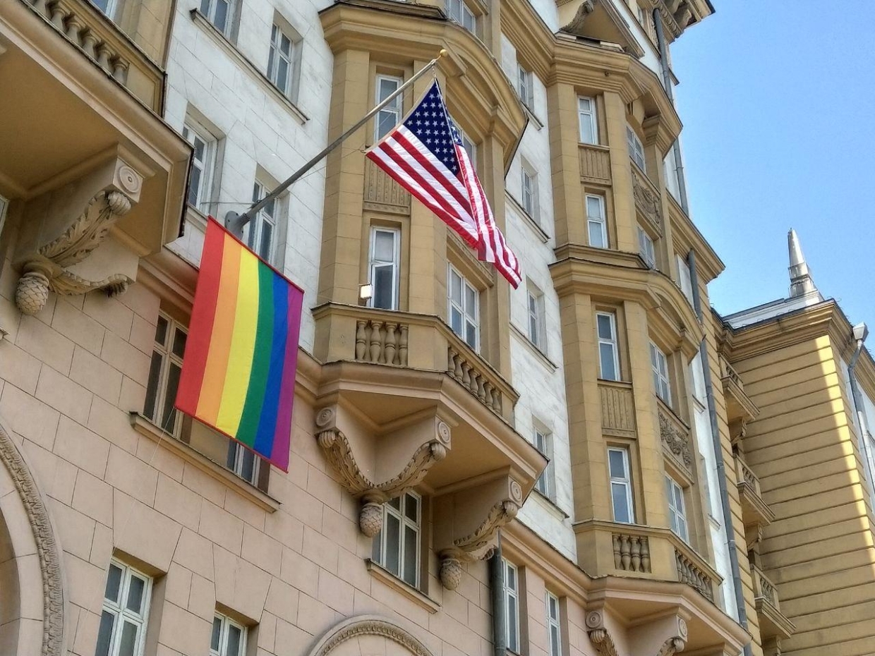 Флаг ЛГБТ на посольстве США
