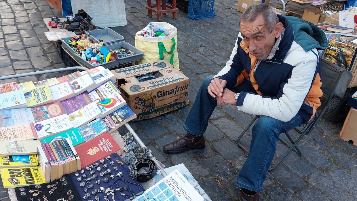 Во Львове националисты охотятся на торговцев советской символикой Политика