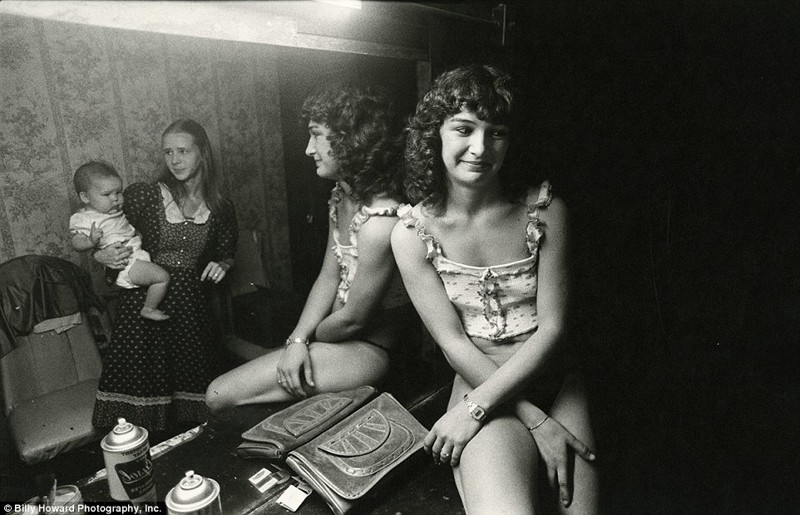 Стрип-клубы, трансвеститы и KKK: неспокойные 80-е в США в фотографиях культового фотографа 
