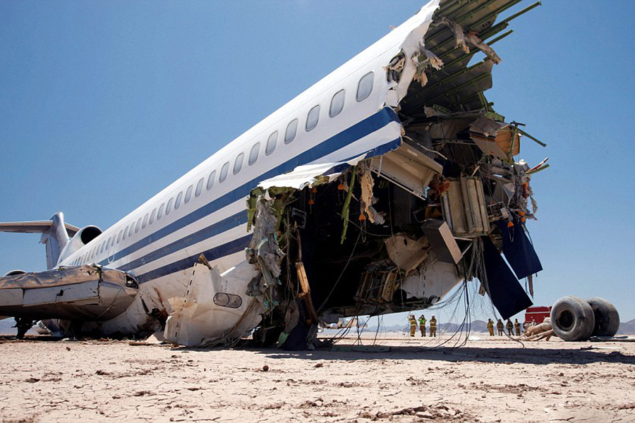Поразительное видео краш-теста пассажирского самолета в пустыне