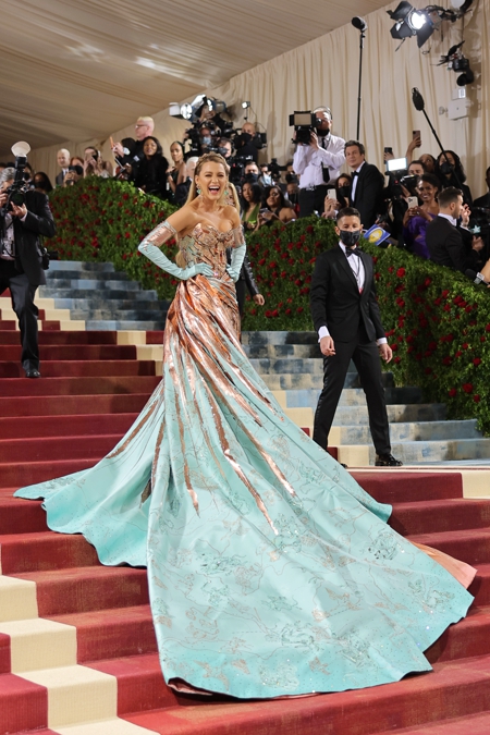 Met Gala 2022: Ким Кардашьян в платье Мэрилин Монро, Блейк Лайвли в платье-трансформере и другие эффектные образы Новости моды