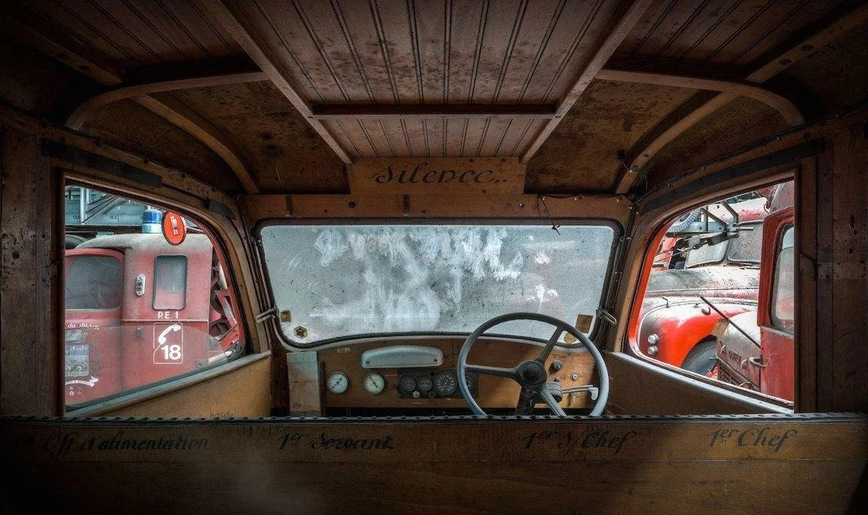 Заброшенный ангар, полностью забитый редкими пожарными грузовиками Заброшенный ангар, полностью забитый редкими пожарными грузовиками