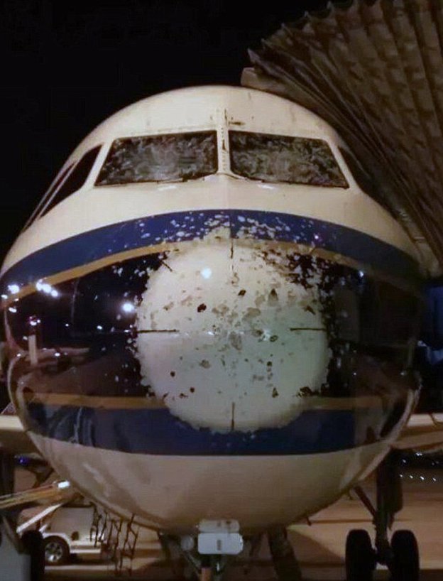 6. Самолет китайских авиалиний China Southern Airlines попал под град авиарейсы, пассажирский самолет получил повреждения, самолеты, фото, экстренная посадка