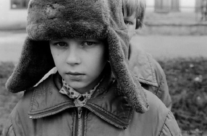 Мальчик в зимней шапке-ушанке. СССР, Новокузнецк, 19 апреля 1987 года.