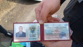 Полицейские поймали ненастоящего следователя с автоматом и чемоданом денег