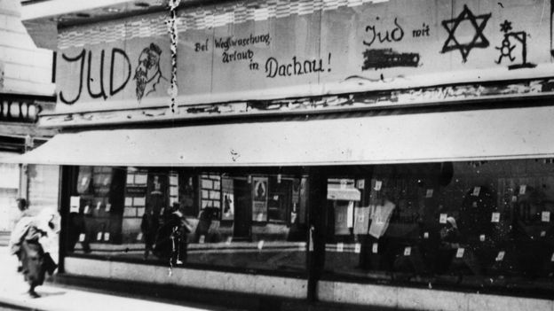 Магазин еврейского портного с антисемитским граффити, "Кто сотрет, тот будет отдыхать в Дахау!" Вена, 1938 год.
