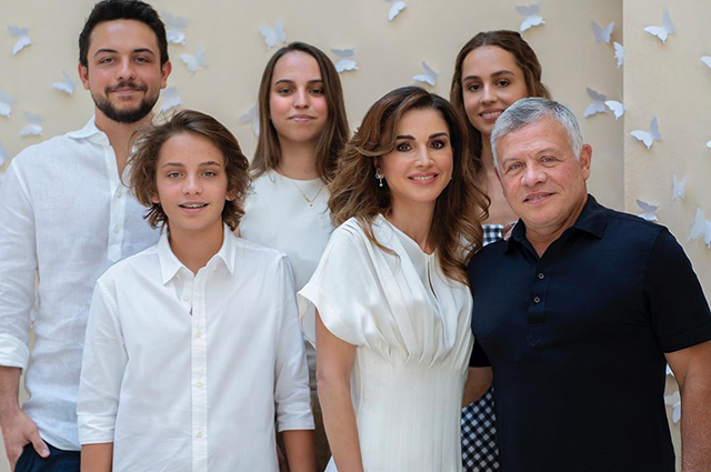 Королева Рания поделилась новым семейным снимком в честь своего 50-летия