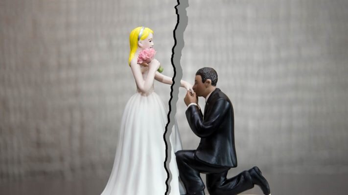  Инициатором развода в70-80 процентах случаев становится женщина. Данные подтверждаются социальными опросами, в которых сами представительницы нежного пола сообщают о своём решении.