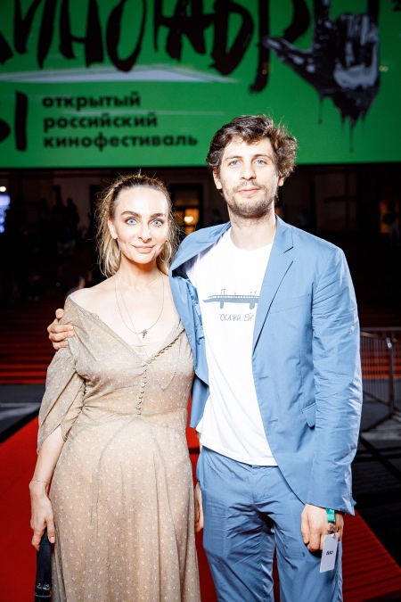 Александр Молочников впервые рассказал о знакомстве и романе с Екатериной Варнавой: "Это любовь" Звезды,Звездные пары
