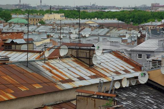 Жительница Тосно добилась ремонта протекающей крыши в многоквартирном доме