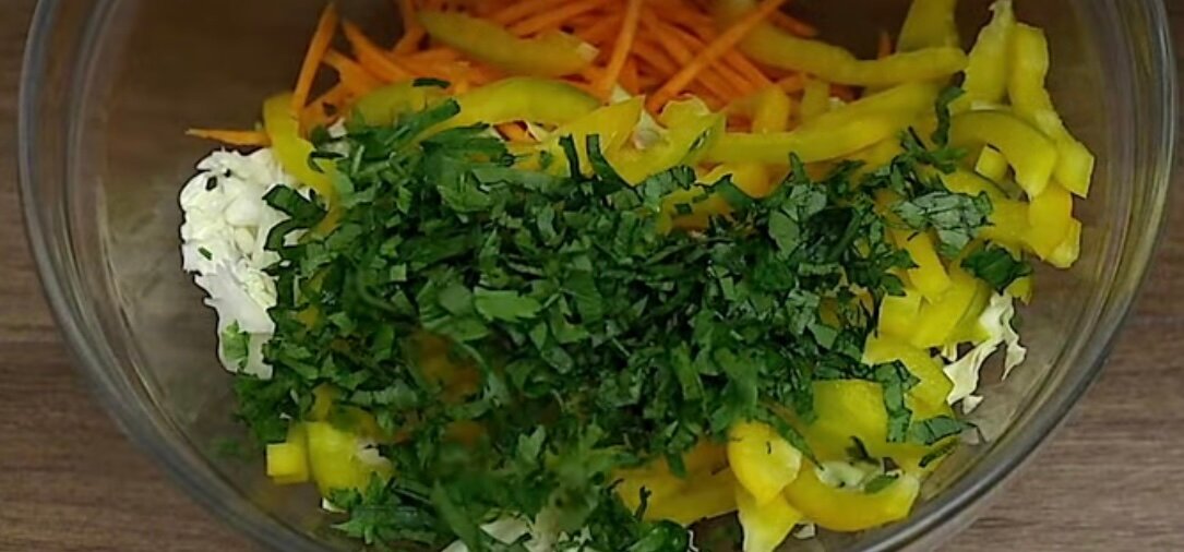 «Соседка по даче научила готовить очень ароматный летний салат»: потрясающее сочетание продуктов салаты