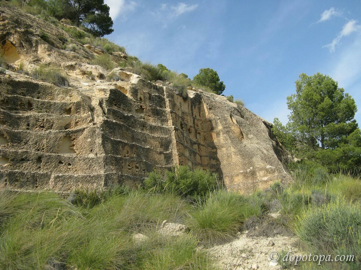 Источник фотографий: http://www.dopotopa.com/kamennye_dorogi_i_kolei_jumilla_ispania.html