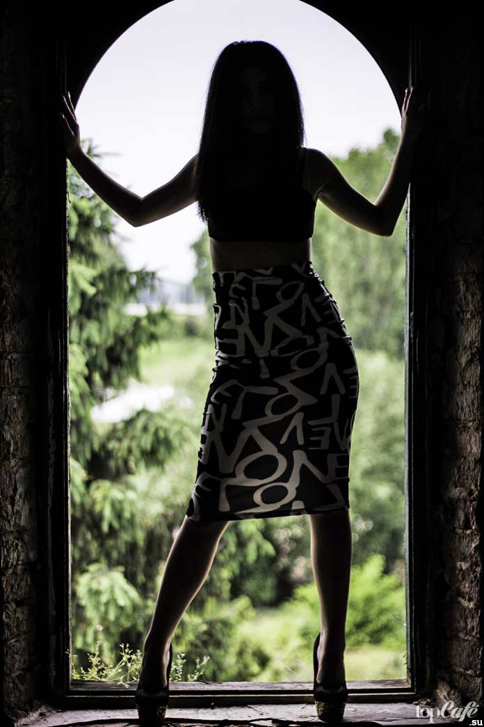 Австралийка стоит в арке. CC0