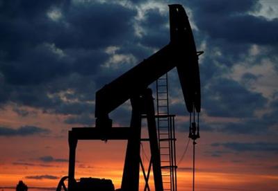 FILE PHOTO: An oil pump is seen at sunset outside Vaudoy-en-Brie, near Paris, France April 23, 2018. REUTERS/Christian Hartmann/File Photo/File Photo