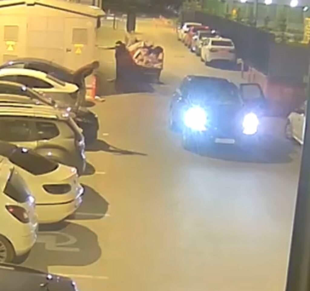 Во дворе в центре Рязани женщина прыгала на капоте автомобиля