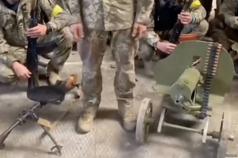 «Выдали пулеметы Дегтярева и Максима»: украинские националисты превращаются в дезертиров украина