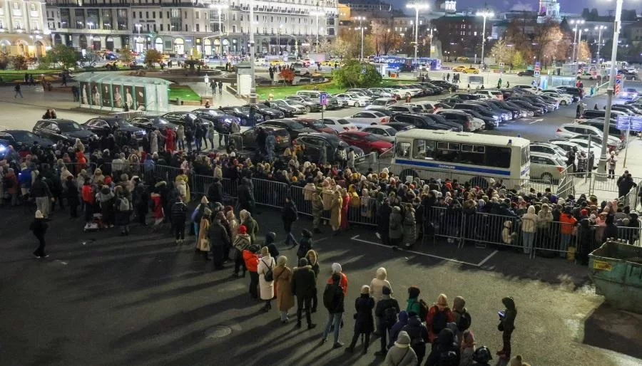 Жители Москвы пожаловались на перекупщиков и мошенников, продающих браслеты на «Щелкунчика»