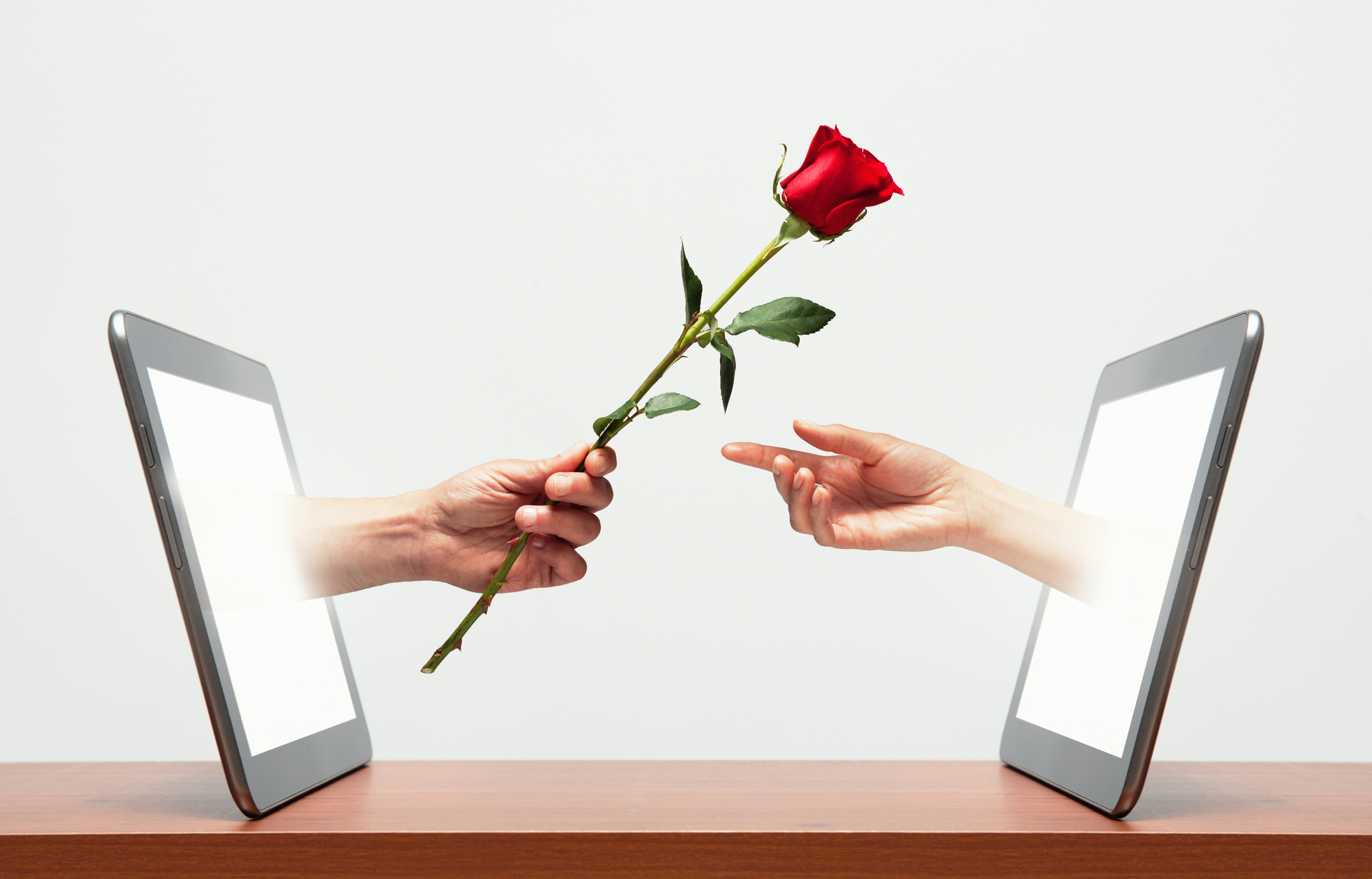 Познакомиться виртуально. Виртуальные встречи. Виртуальное свидание. Романтика в интернете. Виртуальная любовь у подростков.