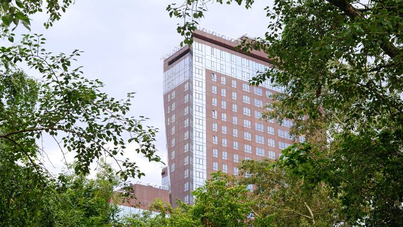 Молодая девушка выпала из окна многоэтажки в Калининграде