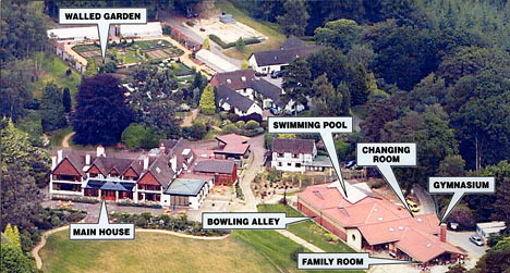 Роман Абрамович еще в 1999 году купил себе поместье Fyning Hill (440 акров — 1,8 квадратных километра) в Западном Суссексе за 12 (по другим данным, за 15) миллионов фунтов стерлингов. Еще 10 миллионов он вложил в его реконструкцию.