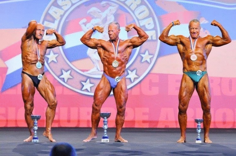 72-летний дедушка разыграл молодежь в тренажерном зале 72-летний дедушка разыграл молодежь в тренажерном зале