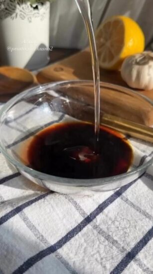 Сочные куриные крылышки барбекю с золотистой корочкой и запеченным картофелем.
