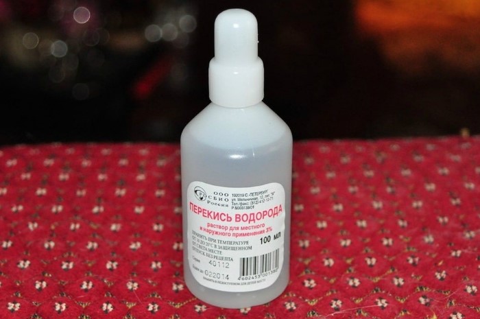 Перекисью можно обрабатывать одежду и проводить влажную уборку / Фото: athletic-store.ru