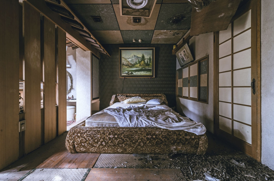 Интерьеры заброшенного токийского отеля любви