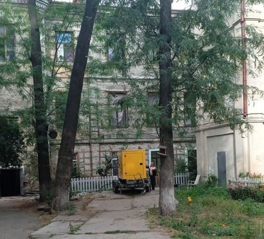 К дому, где ютятся беженцы из Донбасса, подогнали генератор