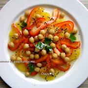 Салат с нутом, апельсином и сладким перцем