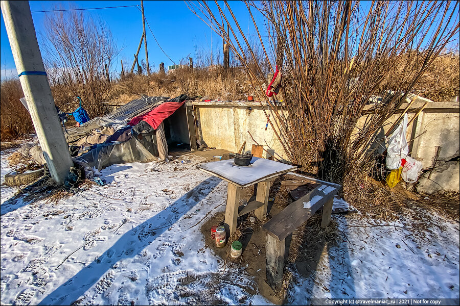 Побывал в логове бомжей (семейной пары) в Чите: неплохо они устроились