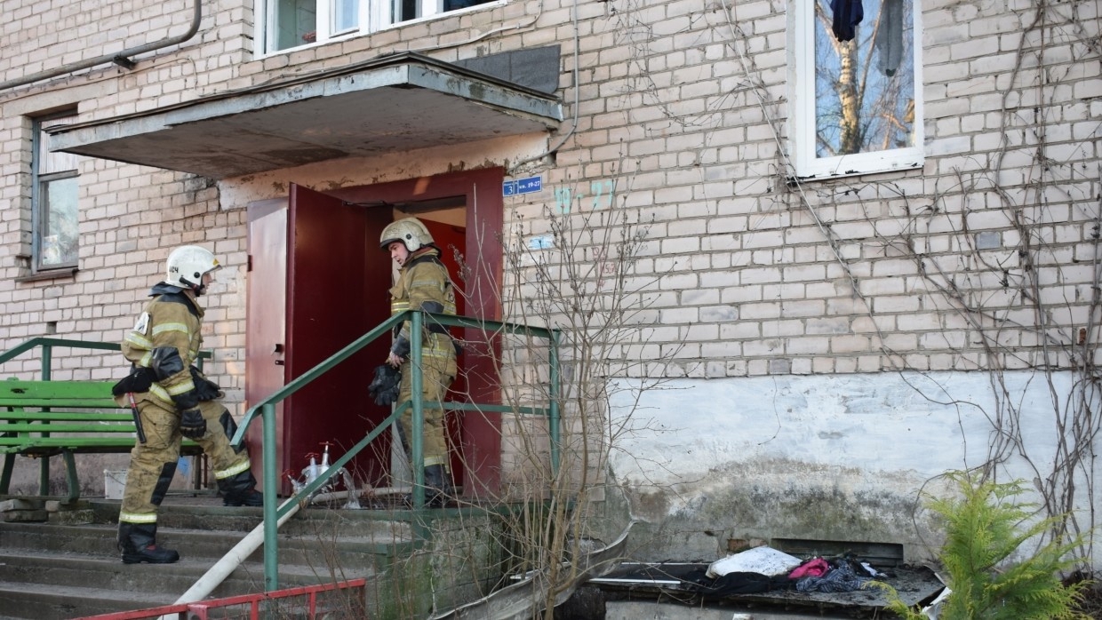 Спасатели эвакуировали 18 человек из горящего жилого дома в Ростове