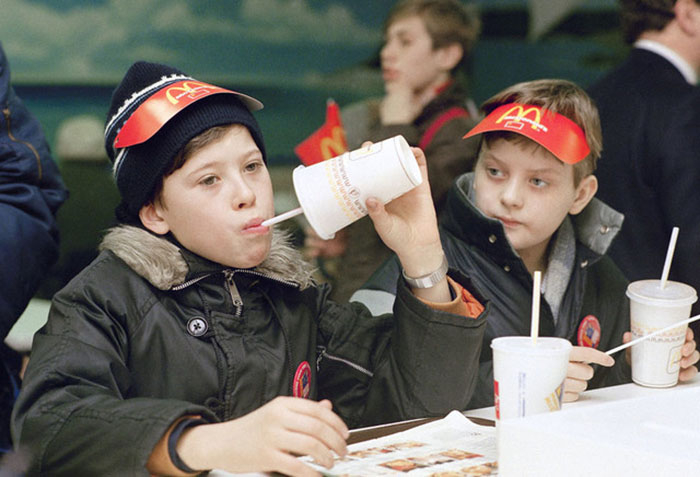 Первый в Москве Макдональдс открылся в 1990 году, в Москве открылся первый советский Макдональдс