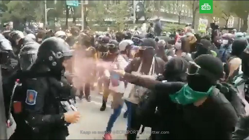 В мексике заехал в толпу феминисток. Радикальные феминистки. Феминистки против полиции.