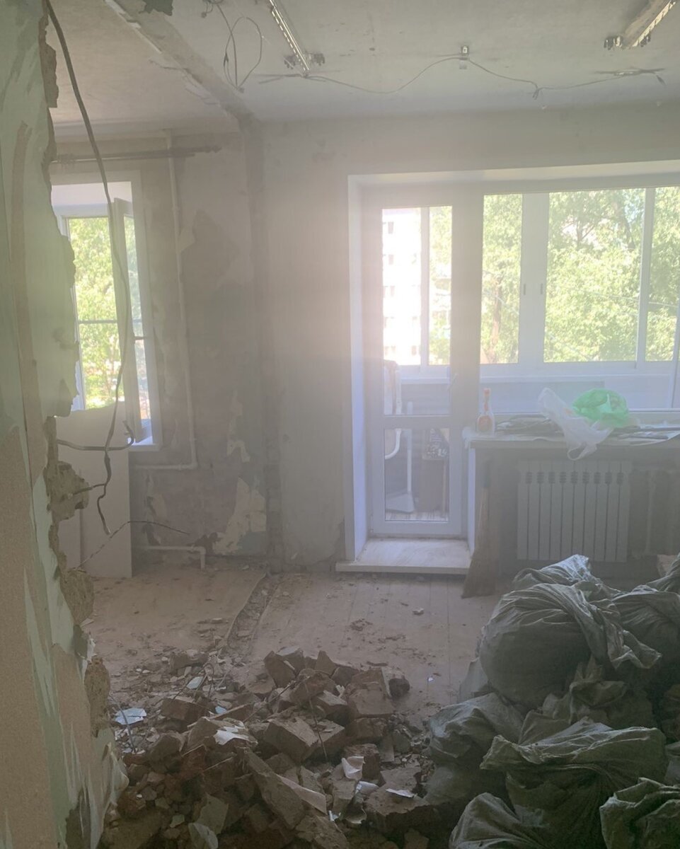 В квартире пришлось переделывать абсолютно всё. Сносить стены (перепланировка узаконена, не переживайте), менять полы, окна, сантехнику... 
