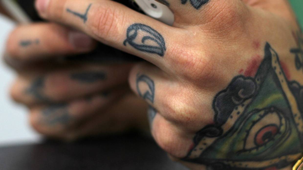 Заключенных во Владимире оштрафовали за свастику на татуировках