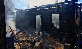 В Череповце неизвестные спалили дом