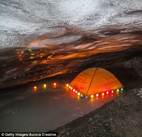 На Шпицбергене можно поставить палатку в ледяной пещере Теллбрин кемпинг, мир, опасность, отдых, палатка, путешествие, турист, экстрим